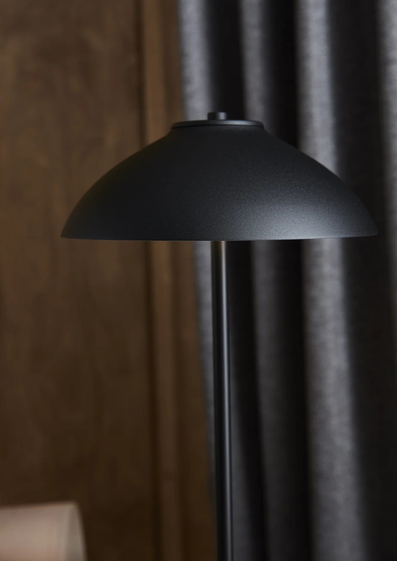 Vali High sort bordlampe