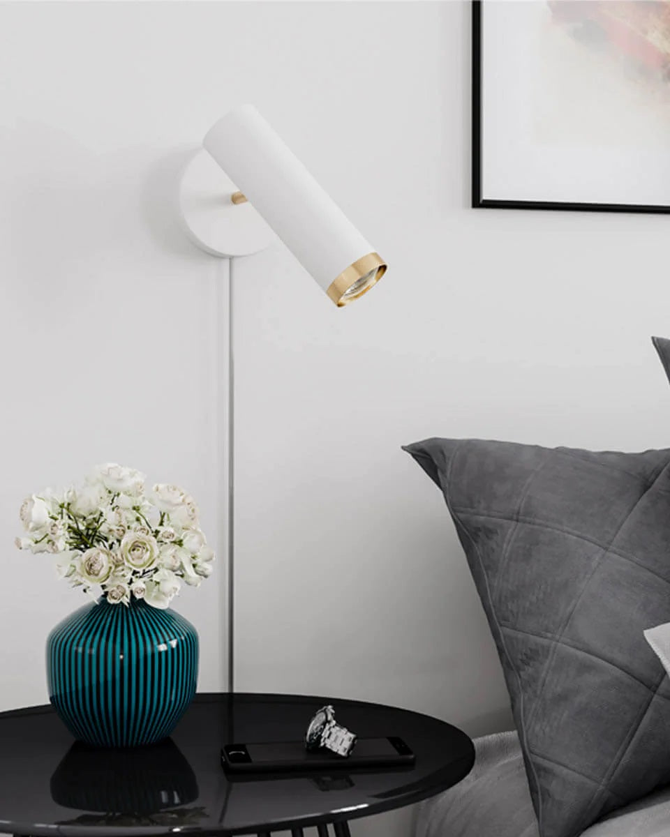 Puls mat hvid væglampe