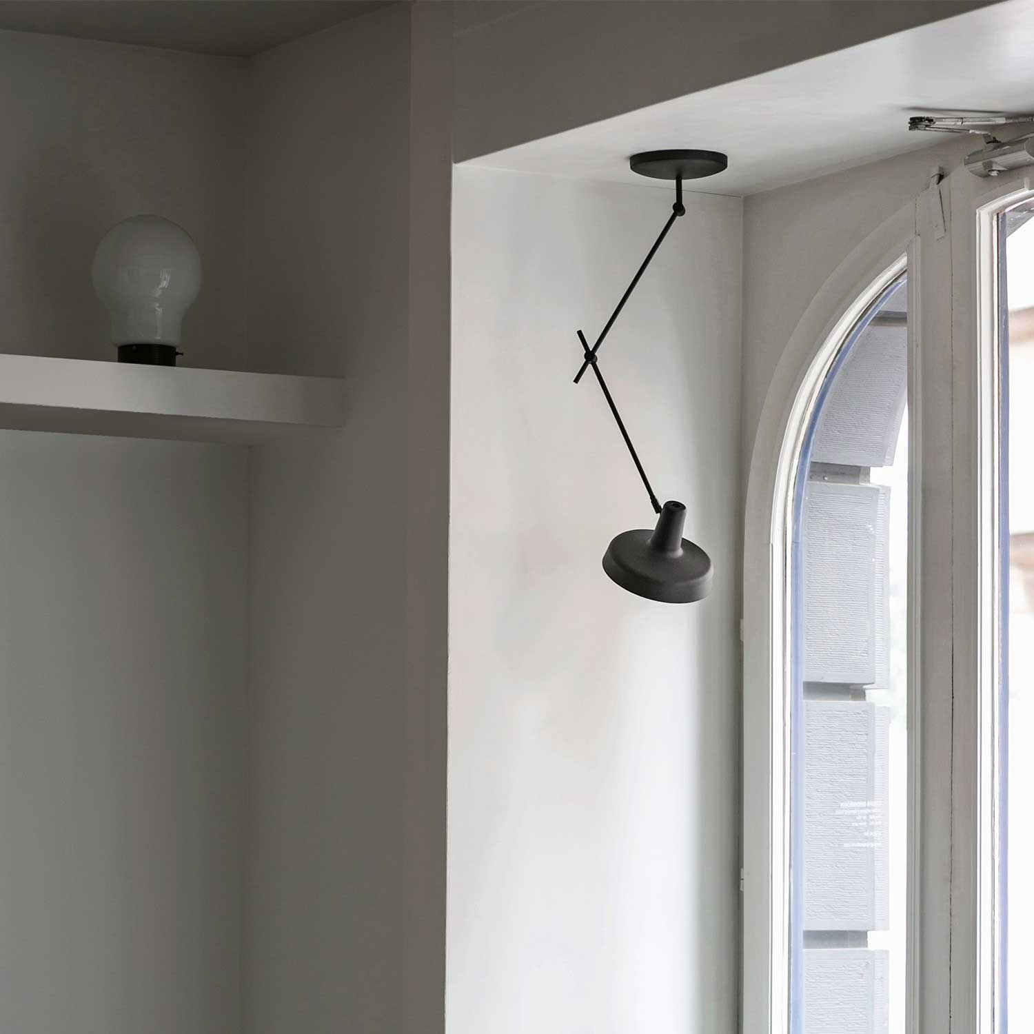 Arigato Loftlampe sort