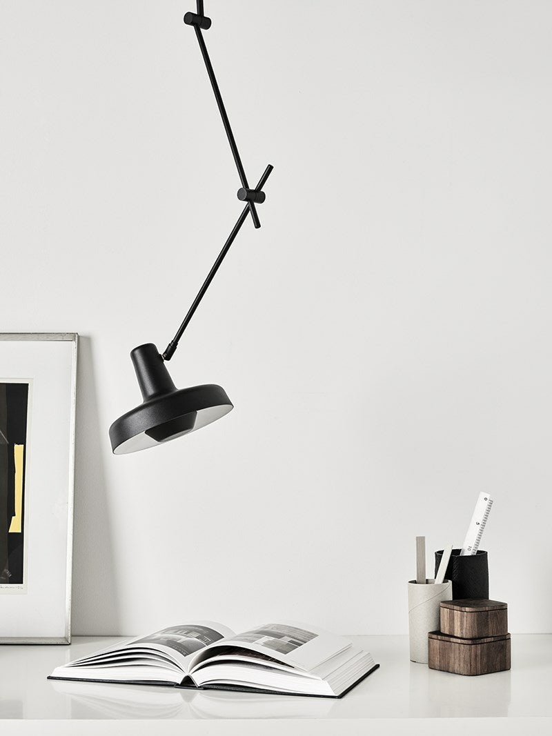 Arigato Loftlampe sort