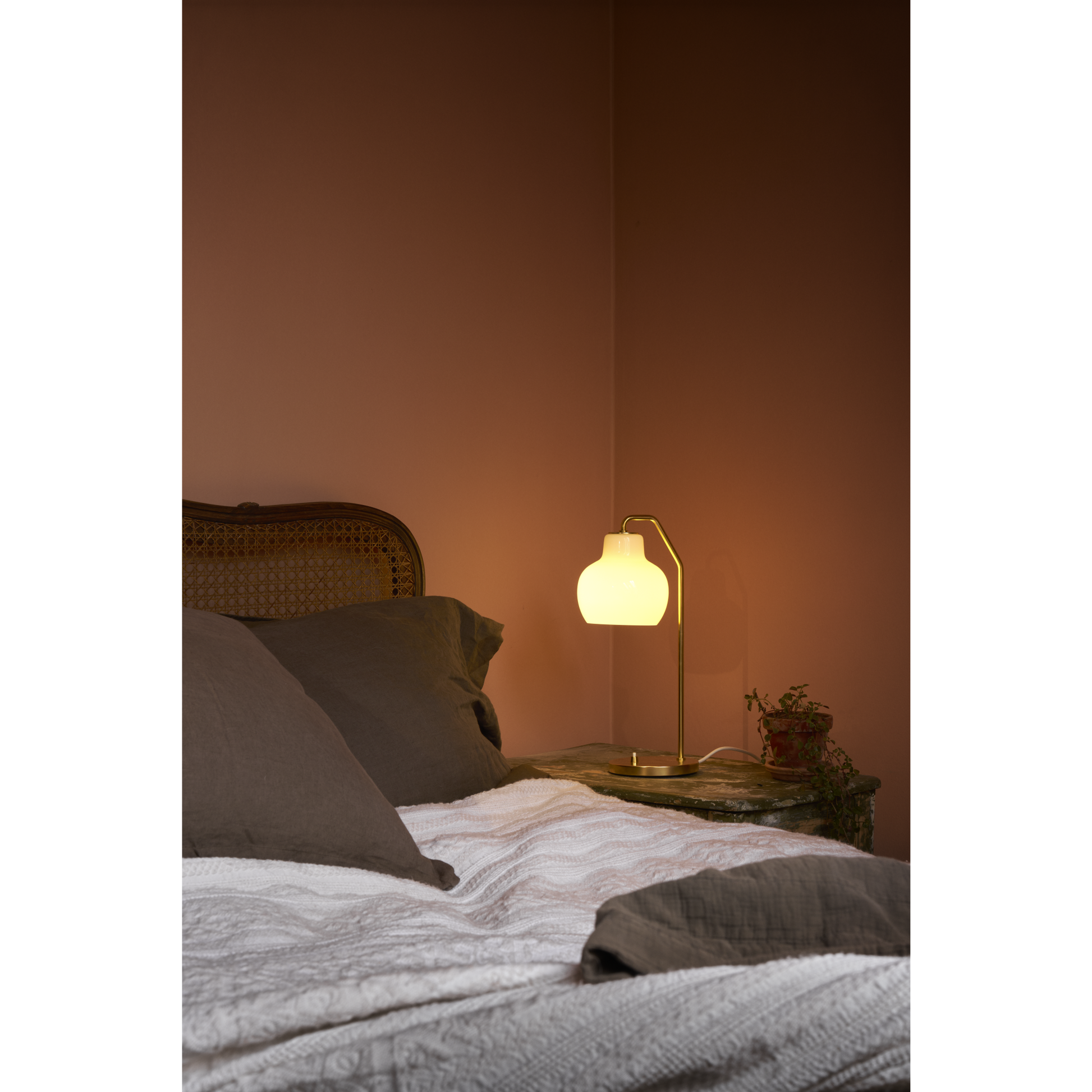 VL RINGKRONE MESSING/OPAL GLAS BORDLAMPE