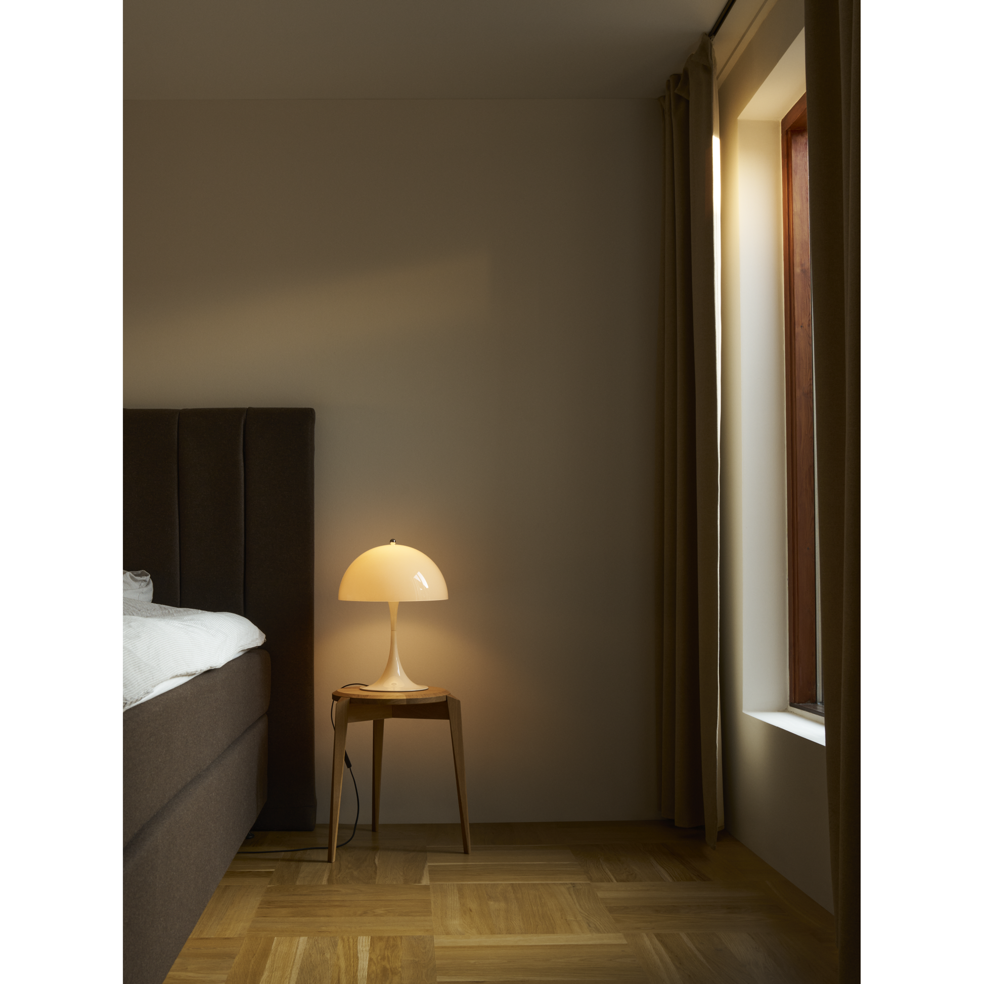 PANTHELLA 320 OPAL BEIGE BORDLAMPE