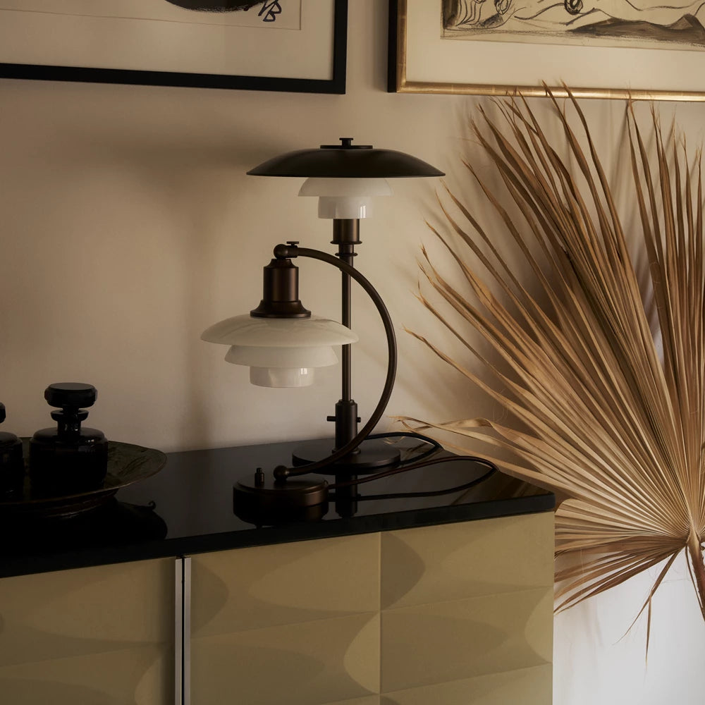 PH 2/2 Luna bruneret messing og opalglas bordlampe