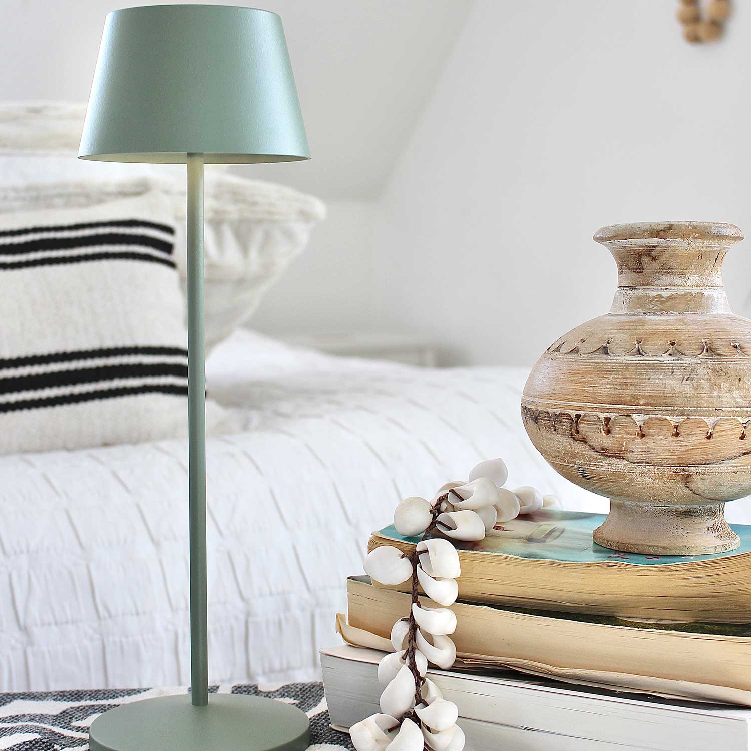 Modi grøngrå bordlampe
