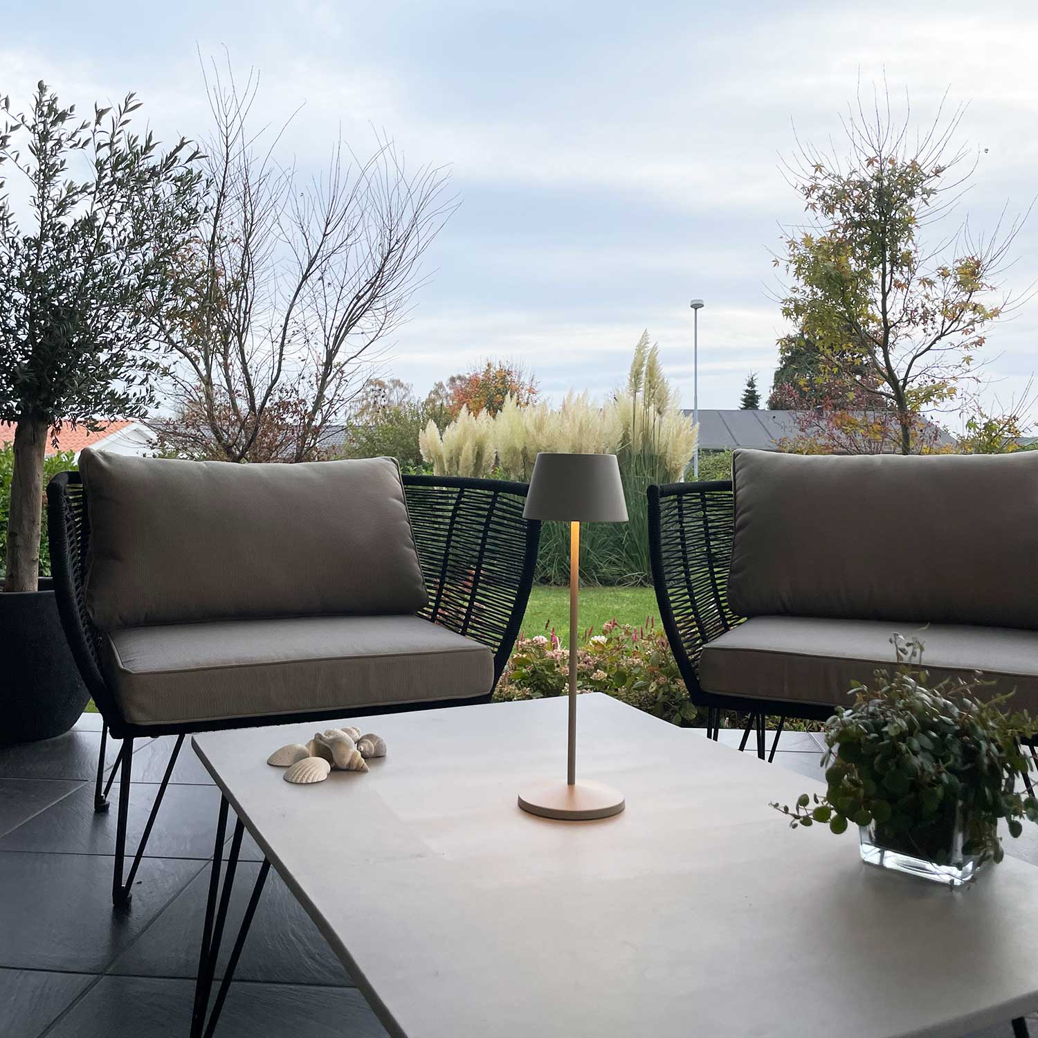 Modi gråbeige bordlampe