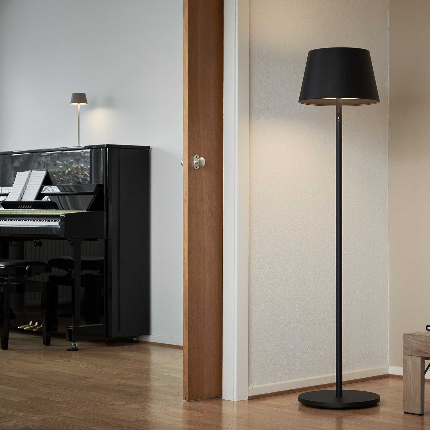 Modi FLOOR sort gulvlampe