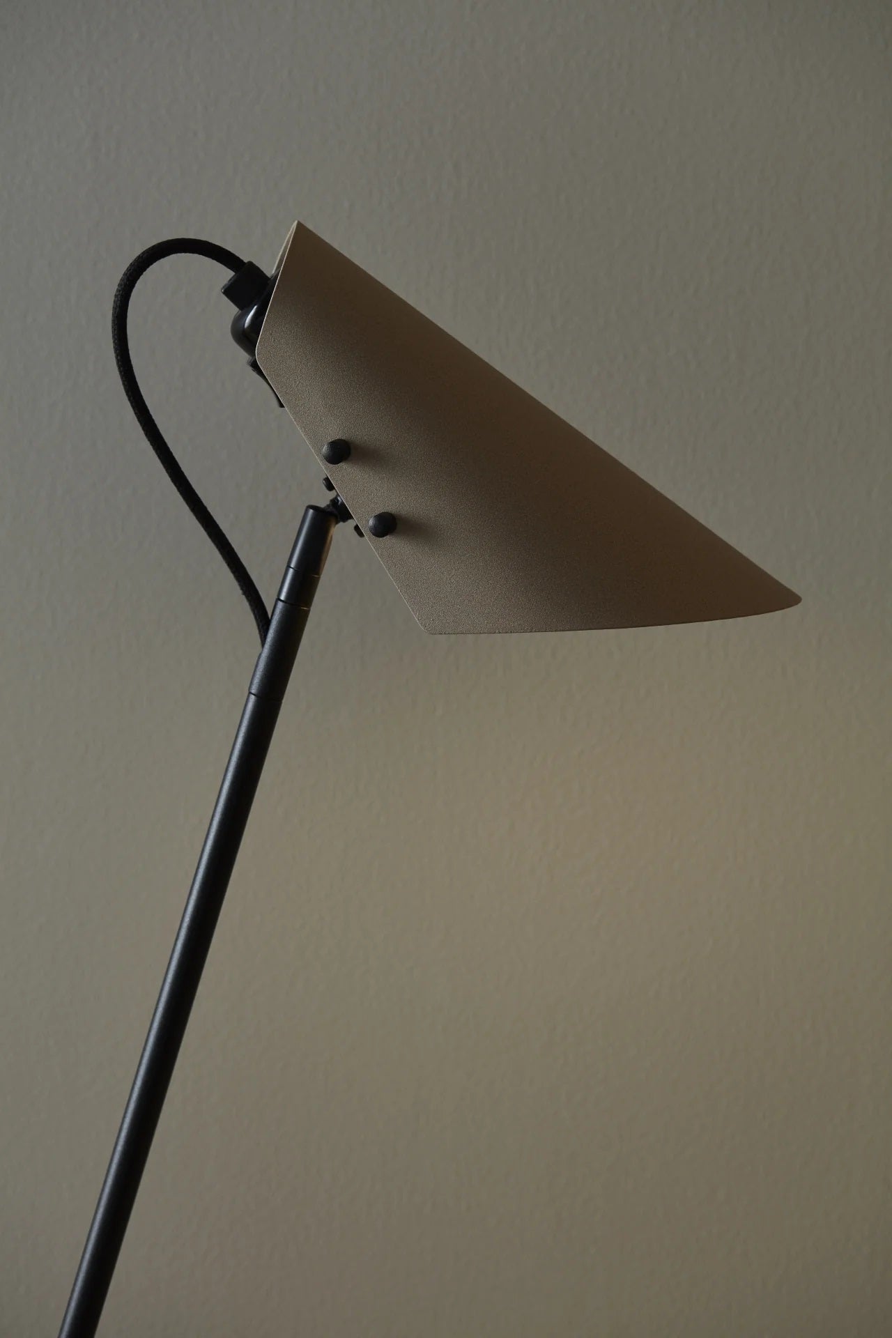 Vincent sand/sort bordlampe