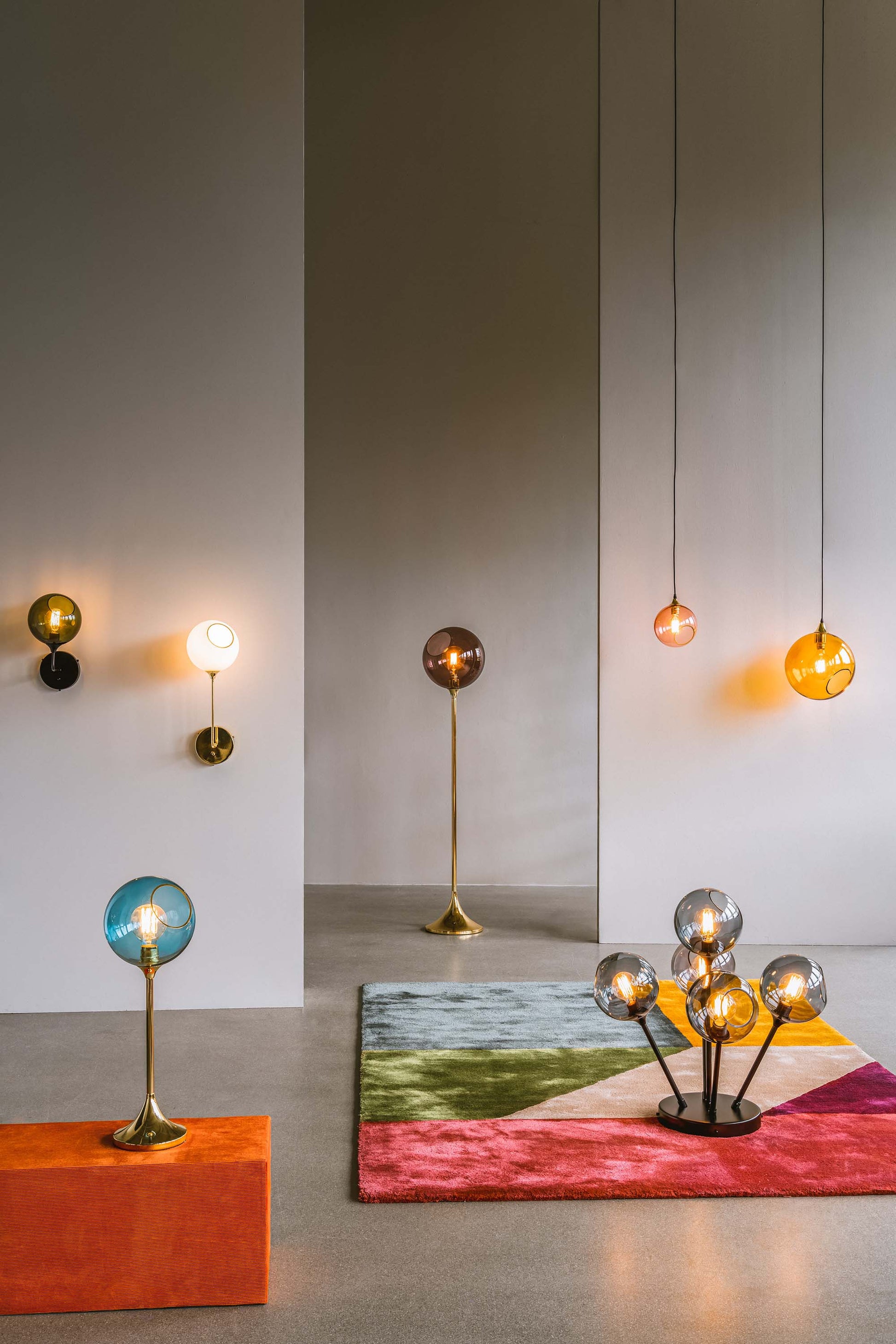 Ballroom smoke/sort gulvlampe