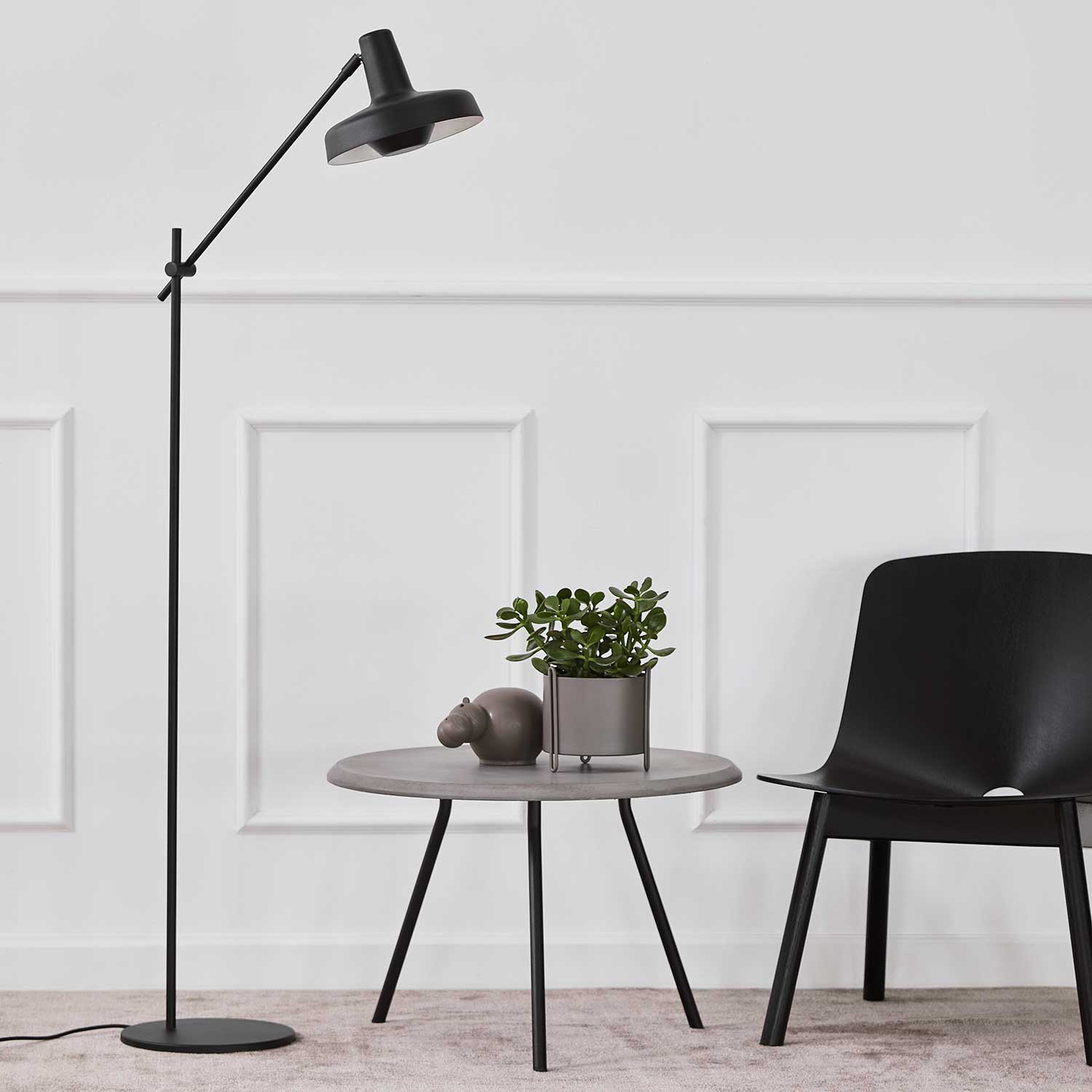 Arigato ar-fp gulvlampe sort