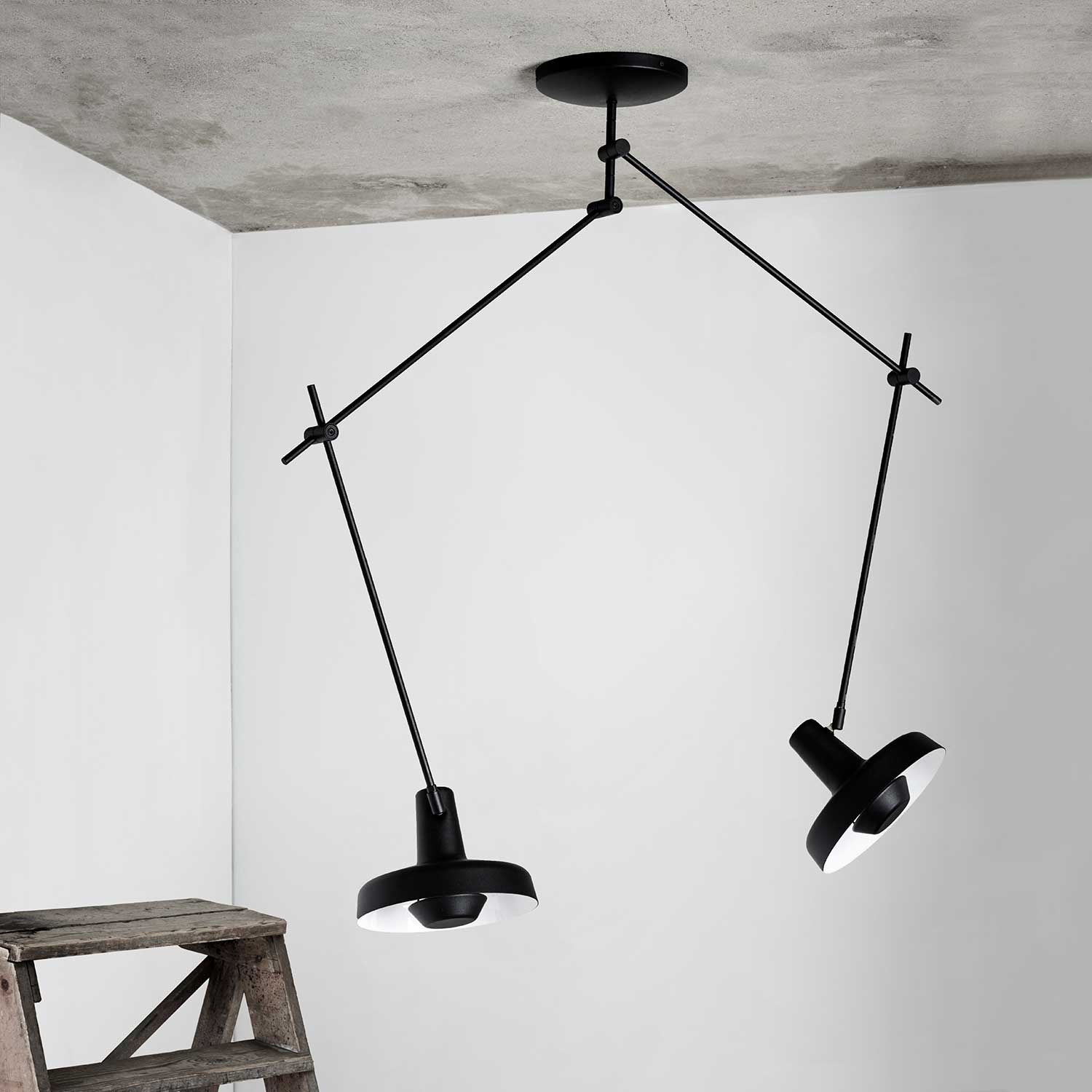 Arigato 2 arme Loftlampe Lang Sort