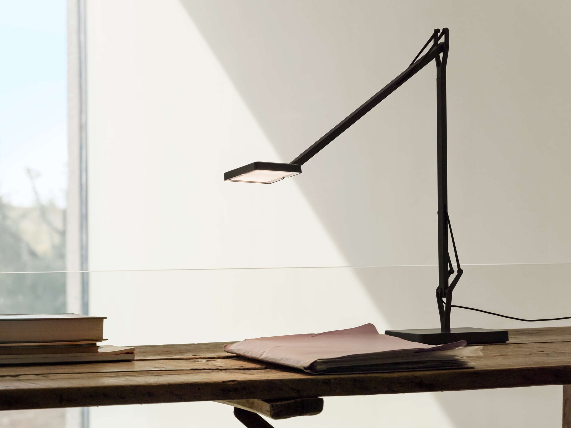 Kelvin Edge Bordlampe Sort