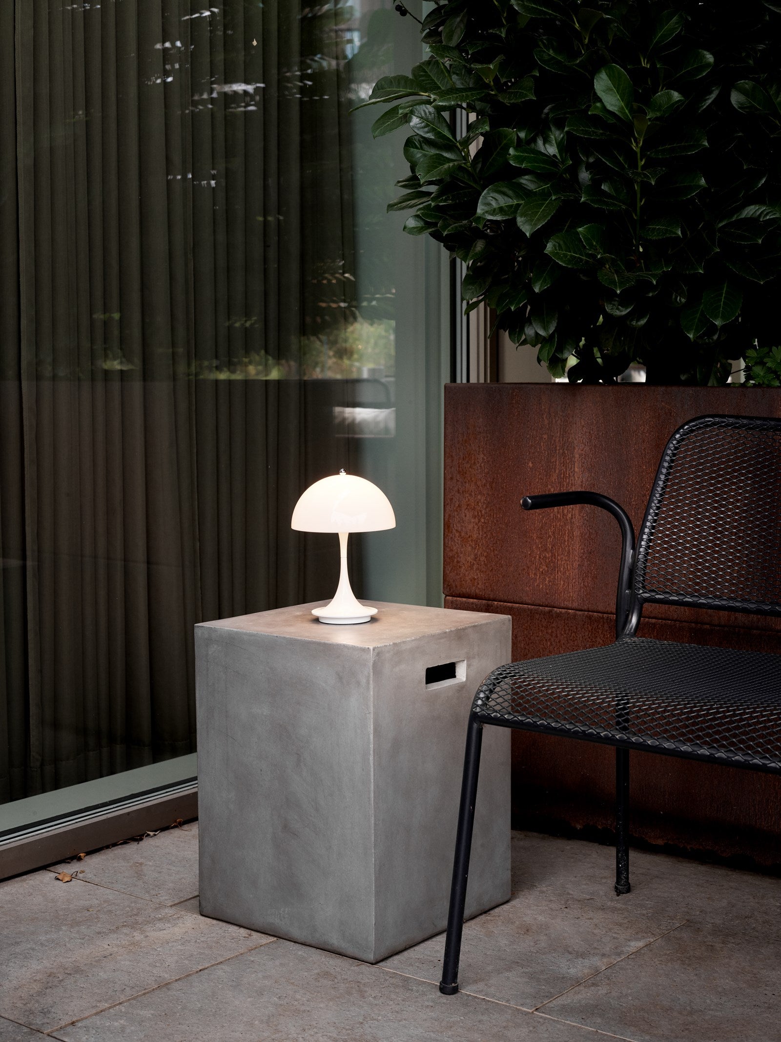 PANTHELLA 160 PORTABLE V3 OPAL HVID BORDLAMPE