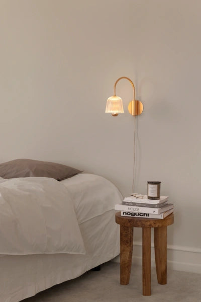 Asteea satin messing/akryl væglampe