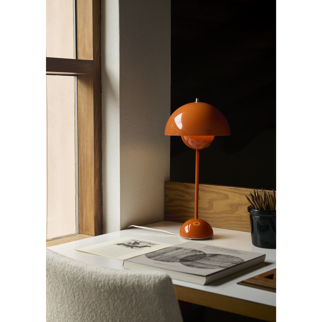 Flowerpot VP3 signal orange bordlampe