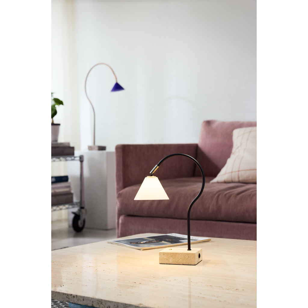Question sort antik messing/opal glas transportabel bordlampe