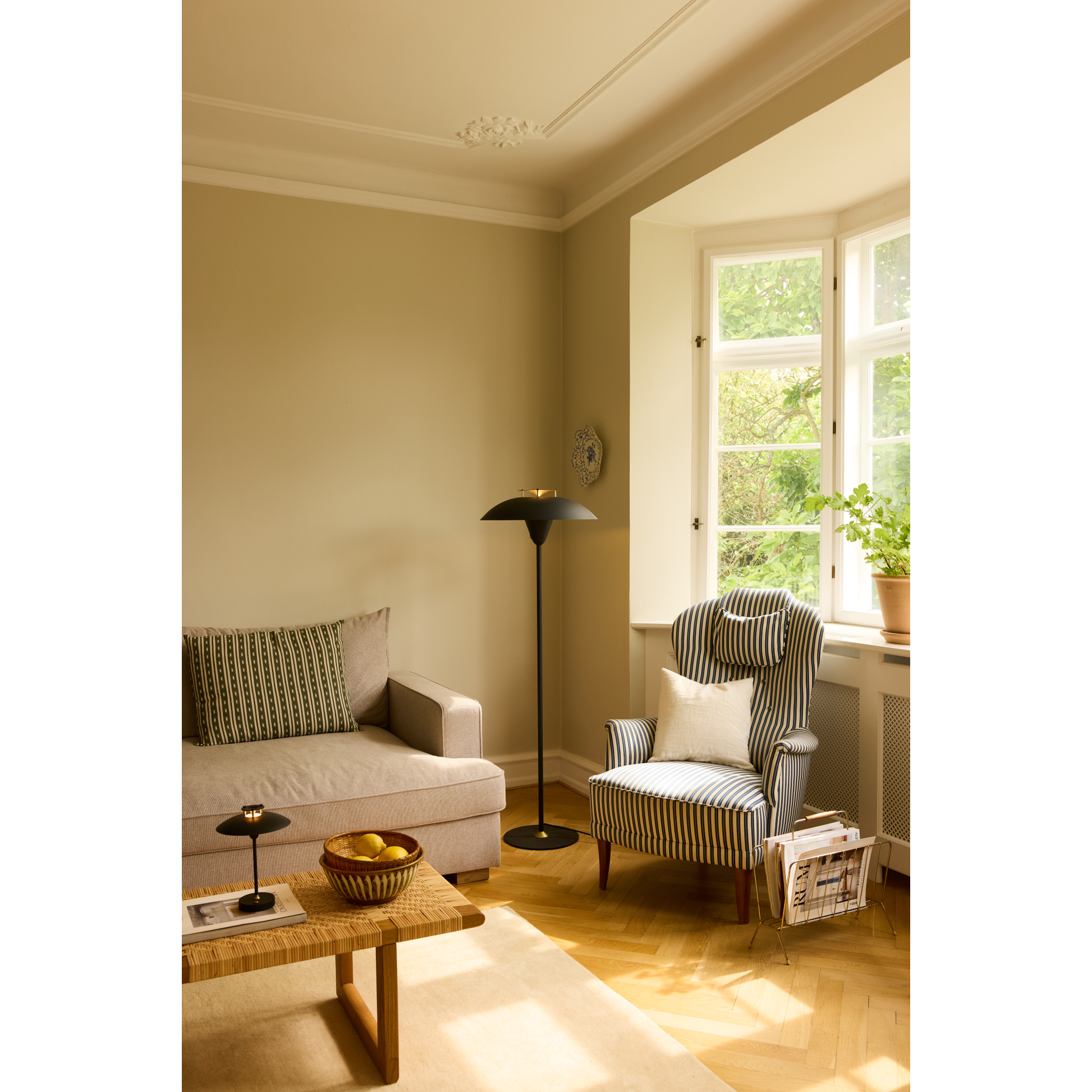 Stepp sort/antik gulvlampe