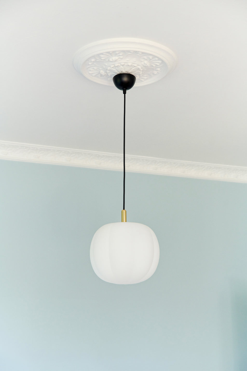 Pepo Pendant Small Ø20 Brass Top, Opal