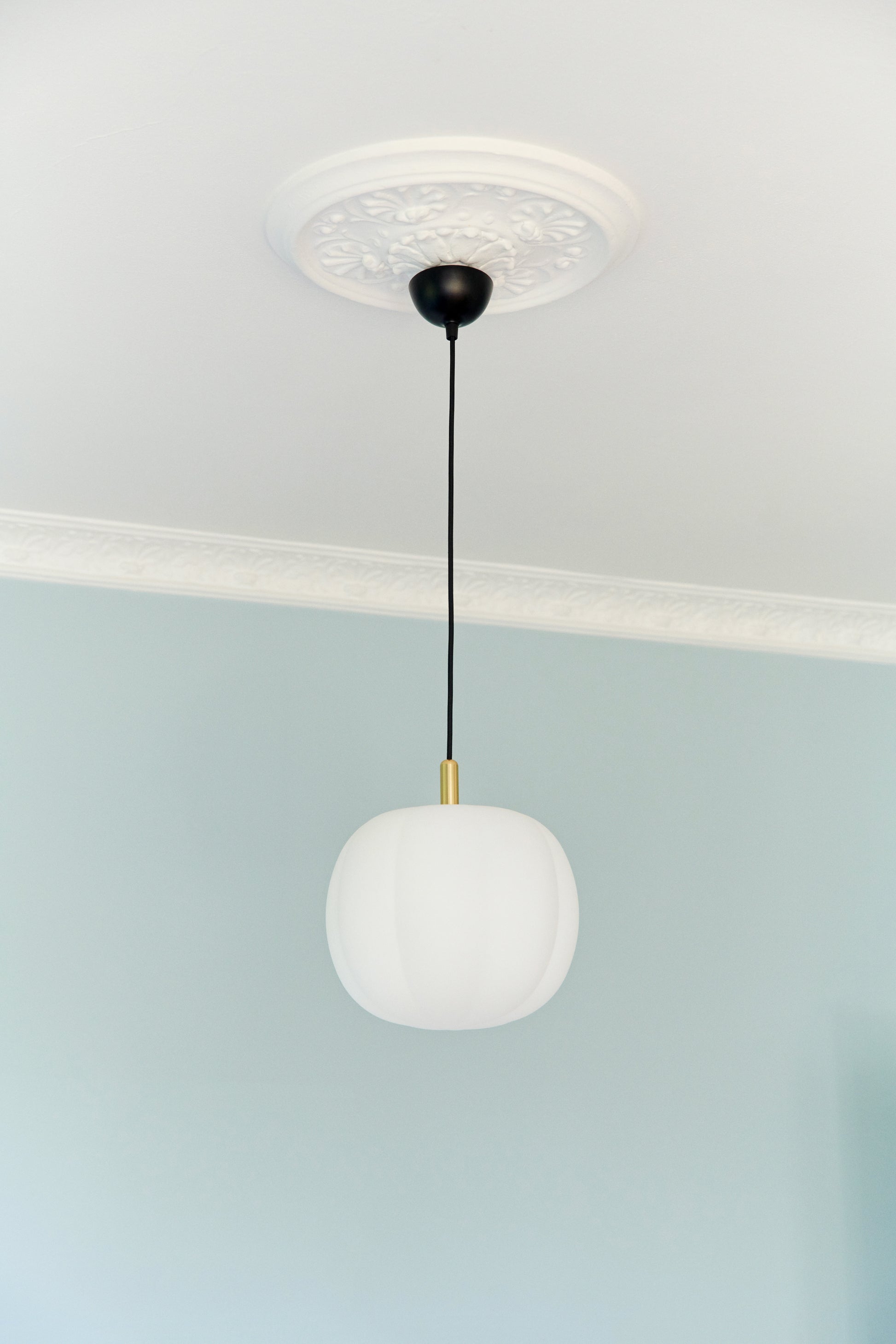 Pepo Pendant Small Ø20 Brass Top, Opal