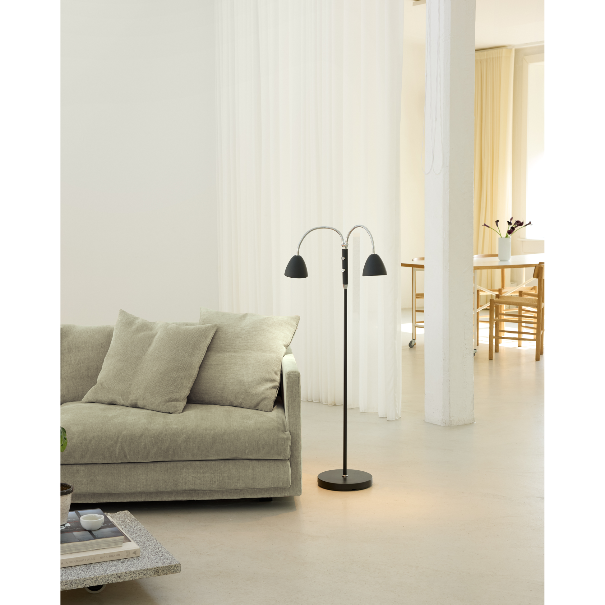 Room 2 arm sort krom gulvlampe