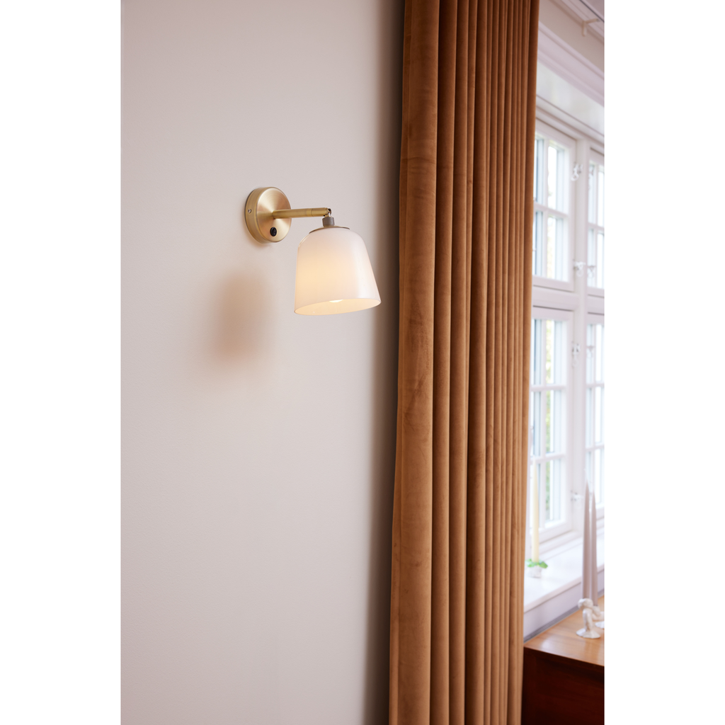 Room 49 antik messing/opal glas væglampe