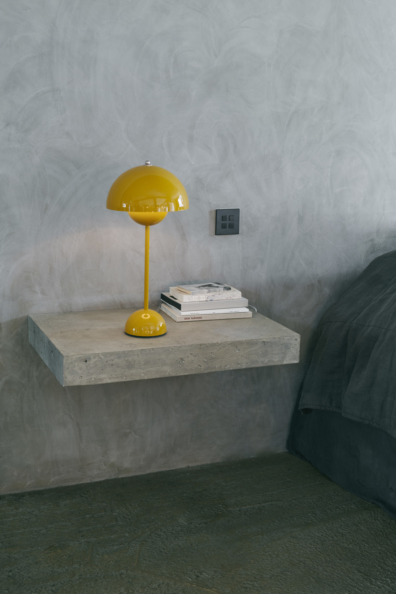 Flowerpot VP3 sennepsfarvet bordlampe